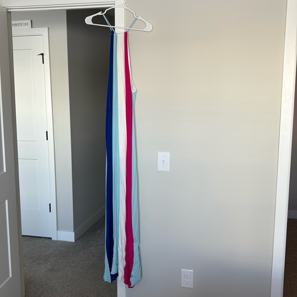Cozy comfy maxi dress! Front has fuschia/white/light blue stripes.